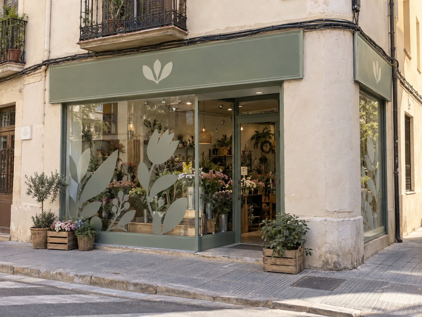 Fachada de floristería con rótulo y vinilos vegetales en el escaparate